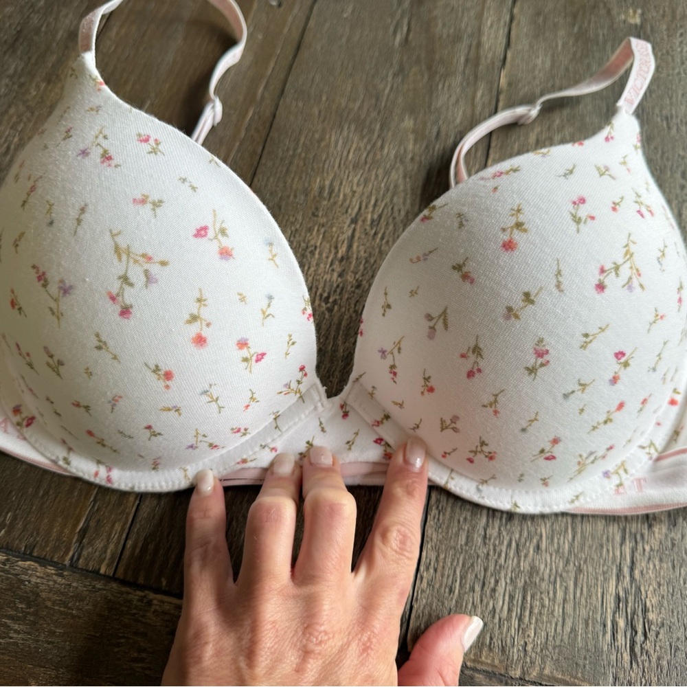 Victoria's Secret Bombshell Add-2-Cups Smooth Push-Up Bra
32D